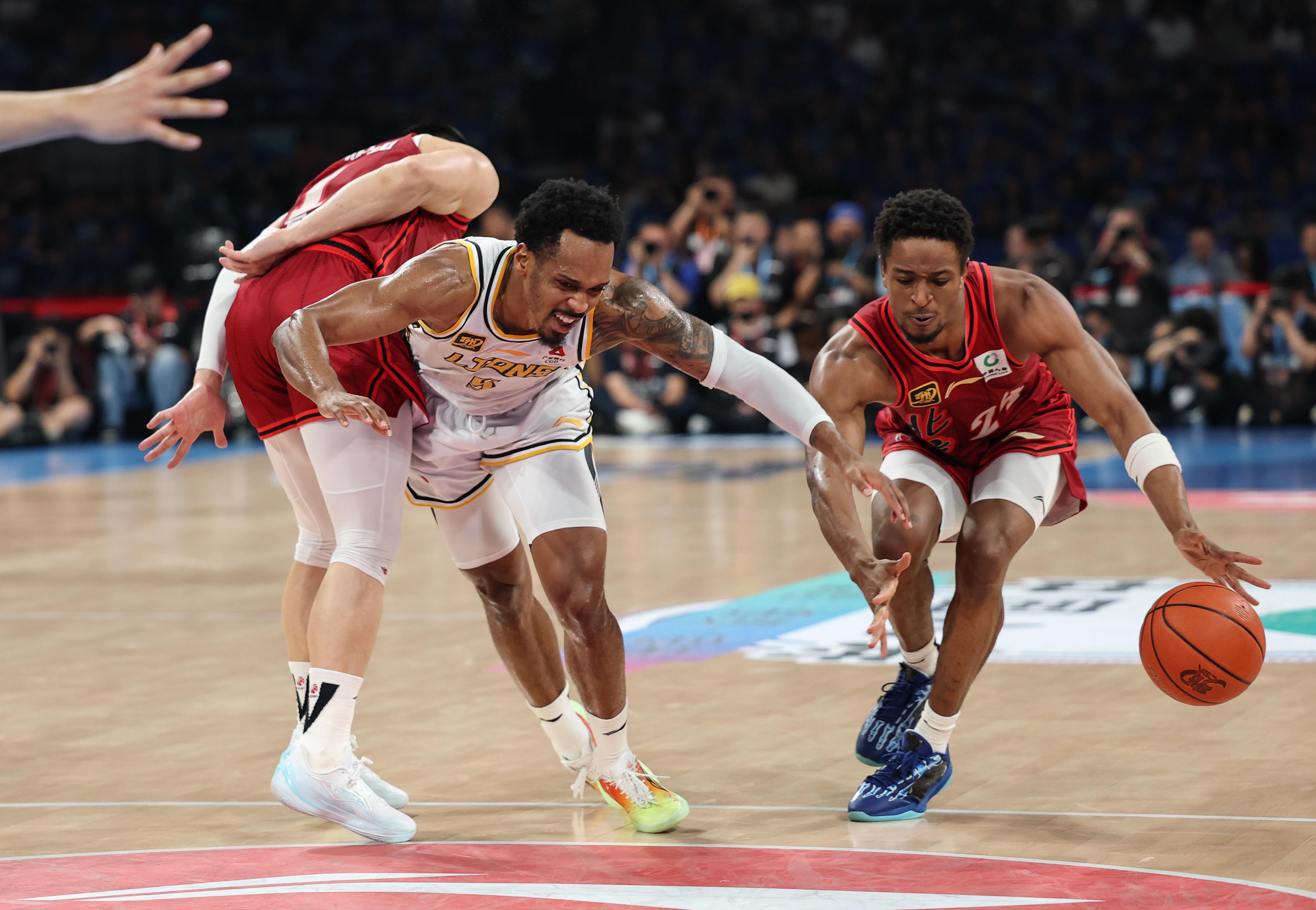 新奥尔良鹈鹕迎NBA总决赛关键赛；今晨篮板制胜；底气十足；纪律约束更严格的简单介绍