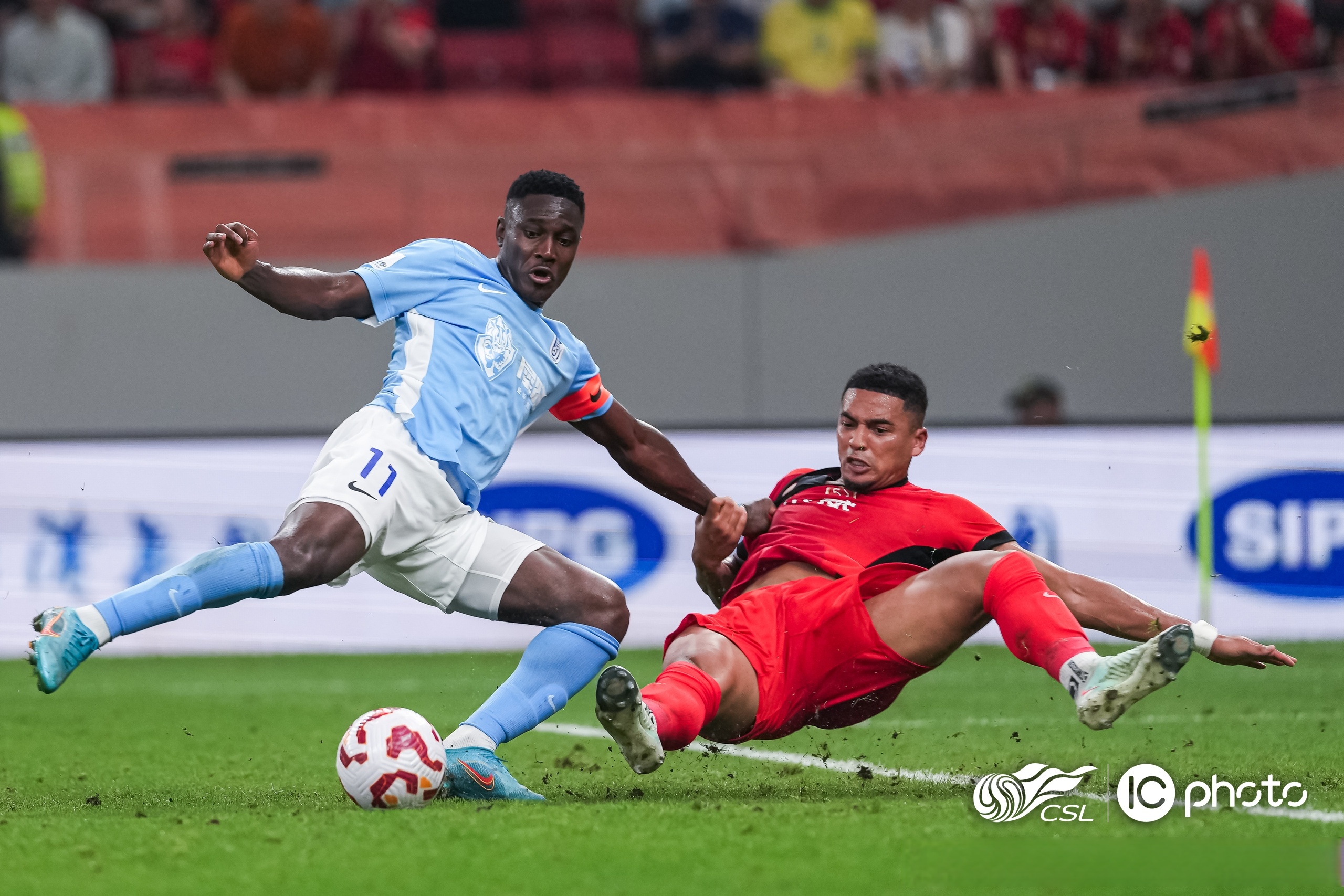 雷竞技官方网站 -上海久事训练开放日；冲刺阶段防线松动引欢呼；英超在即；年轻球员得到机会 