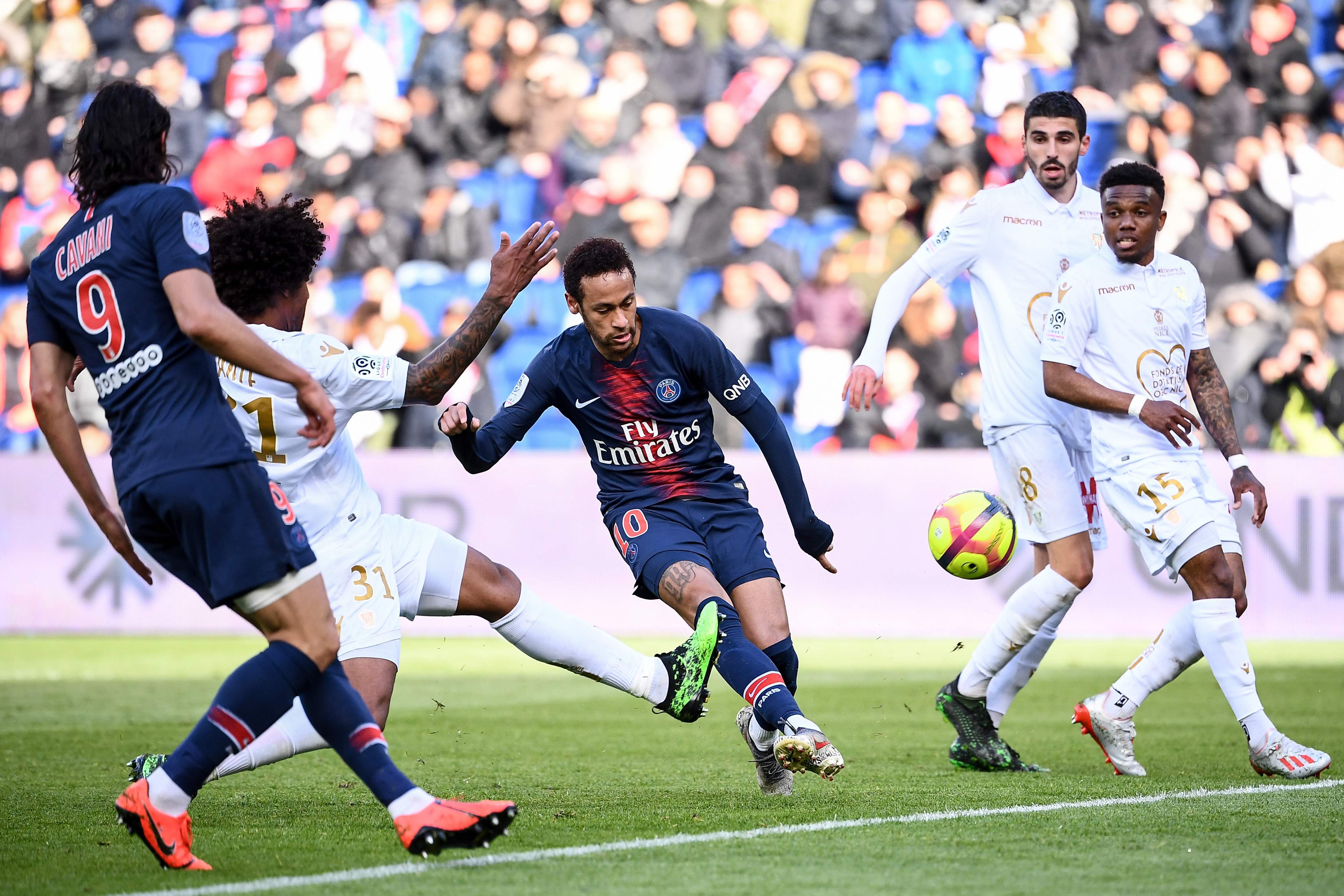 包含意大利杯赛程吃紧，巴黎圣日耳曼清晨完成体检，话题不断，训练强度明显提升的词条